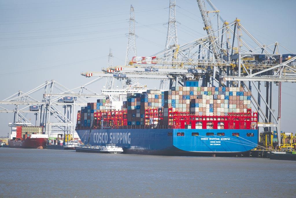 國際海運總會提出全球船隻排碳稅，這項提案已獲國際乾貨船船東協會支持，近日送交聯合國國際海事組織審核。圖／美聯社