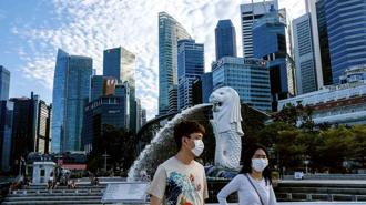 新加坡國家傳染病中心表示，面對疫情不能只靠疫苗，還是必須把口罩戴好、保持手部清潔及保持謹慎的防疫心態。(圖/美聯社)