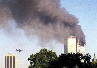 2001年9月11日早上一架美國客機向紐約雙子星大樓靠近，不久後撞上左邊大樓。這是從布魯克林區看到的畫面。一名美聯社員工剛從地鐵站走上來，突然發現自己正經歷一場災難。（圖／美聯社）