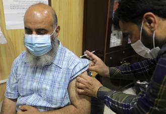 敘利亞西北部伊德利布省8月起2019冠狀病毒疾病疫情大爆發。圖為一位醫生在德利布省由叛軍控制的醫療中心中，準備接種新冠肺炎疫苗。（圖／路透）