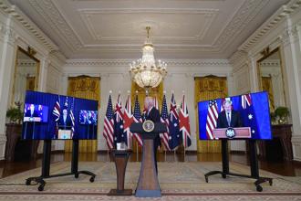 15日美、英、澳召開三方視訊聯合記者會，宣布建立AUKUS戰略夥伴關係。(圖/美聯社)