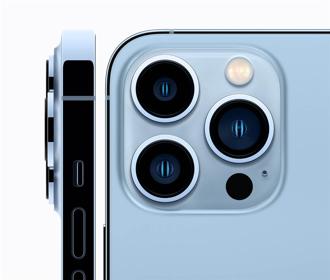 蘋果公司第十五代iPhone系列智慧型手機於24日開賣，其中新色「天峰藍」備受矚目。(摘自Apple官網)
