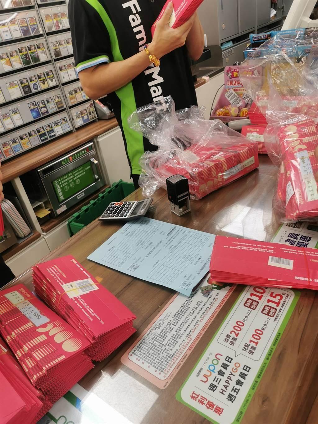 一位超商店員正在清點收到的五倍券數量，桌上好幾包五倍券分成數堆，畫面相當壯觀。（摘自爆廢公社）
