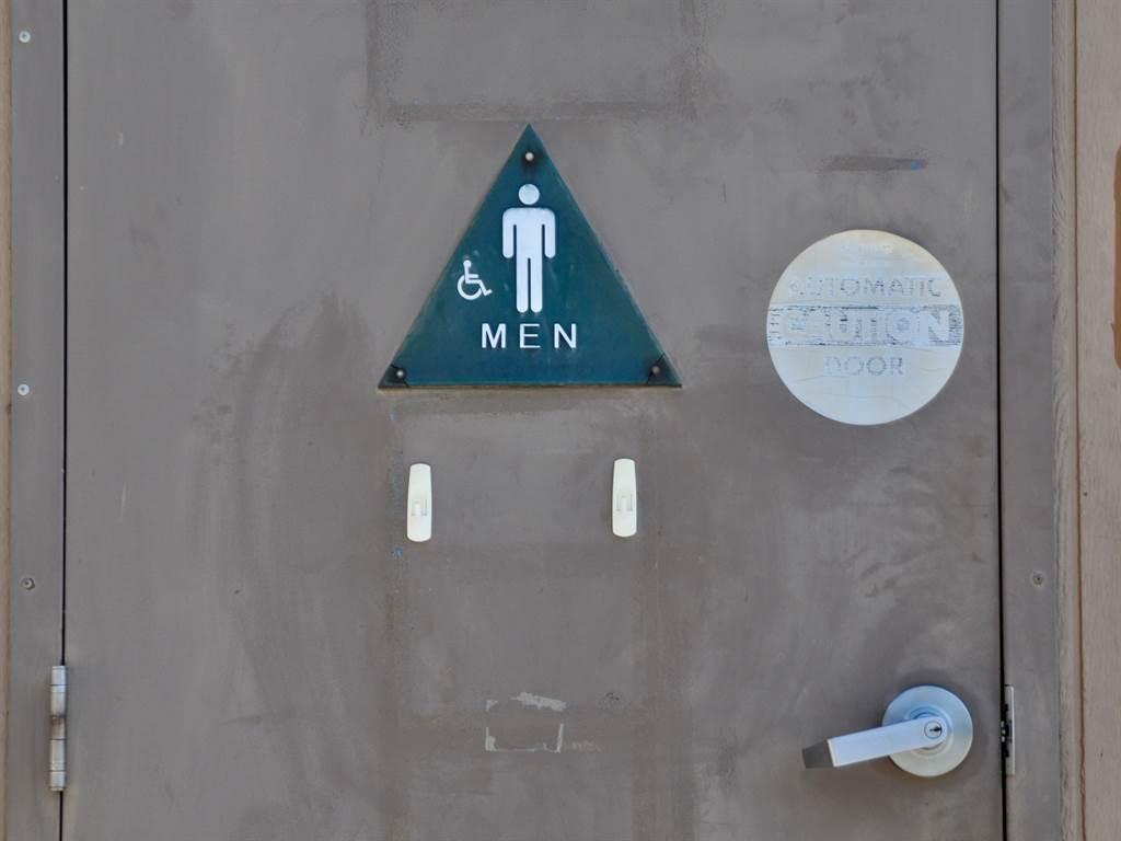 美國校園的廁所相較於台灣更為隱私，有些單間一次只能一人使用，裡頭附有洗手功能，門一鎖，人在裡頭做什麼或留下什麼，要等下一個人進去才會知道。(圖/中央社) 