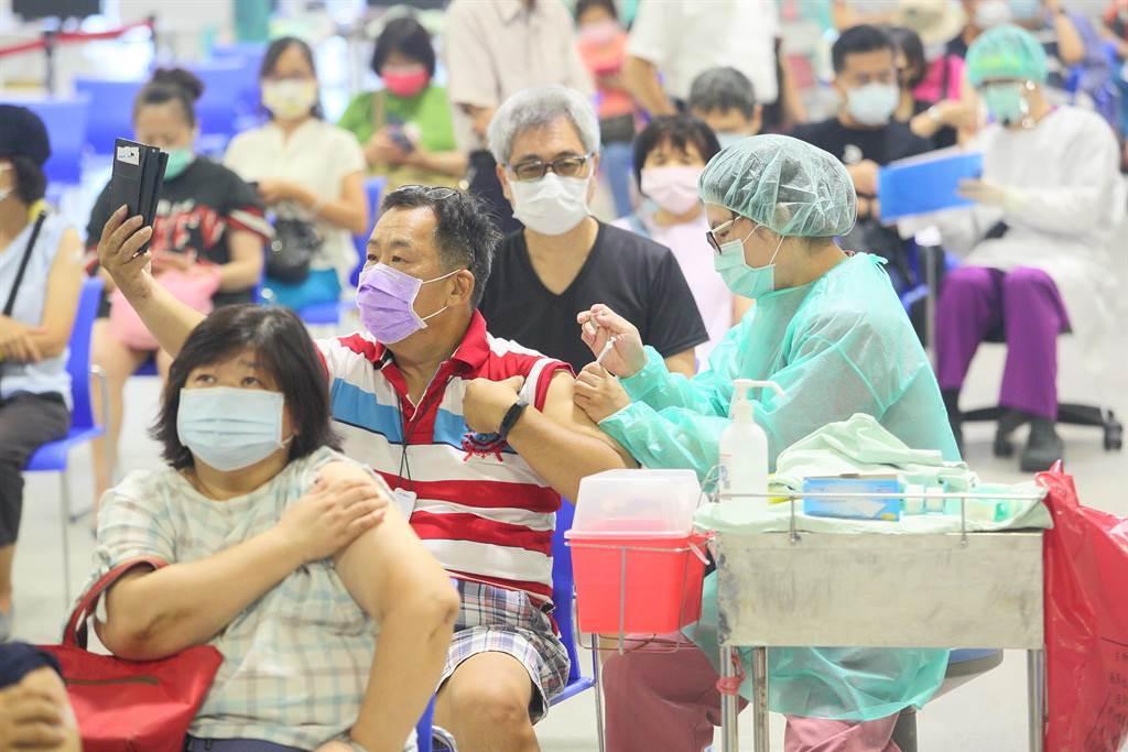 第10輪疫苗AZ第二劑接種台北市一開始7萬2730劑預約量能，開出後迅速額滿，後來又釋出3萬劑量能，民眾接種踴躍，8日北市花博疫苗接種站座無虛席，有人甚至可以單手自拍記錄施打疫苗的那一刻。（張鎧乙攝）