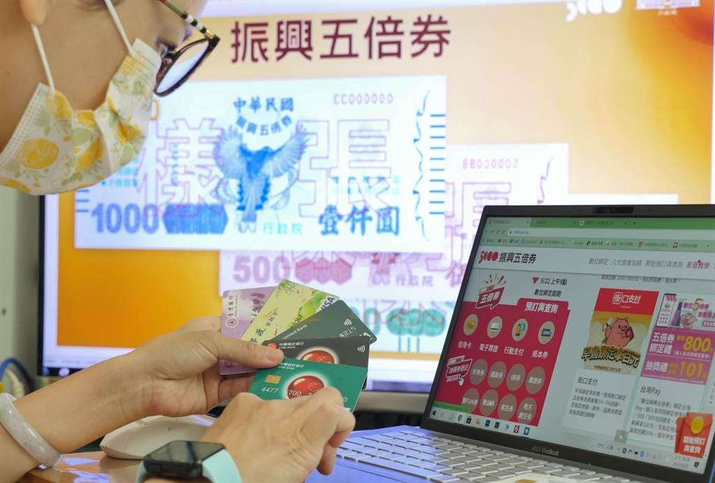 13日上午抽出首波農委會「農遊券」，下午則抽文化部的「藝Fun券」。（陳俊吉攝）