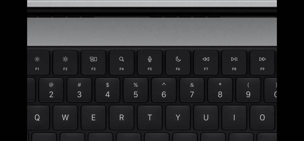 全新的MacBook Pro首次採用具備全高功能鍵列的巧控鍵盤。（翻攝直播畫面）