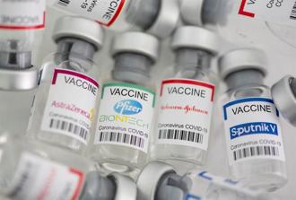 由於非洲等較貧窮地區只有不到5%人口接種疫苗，世界衛生組織（WHO）說，新冠大流行會比必要的時間再多拖1年，圖為各式新冠疫苗。（路透）