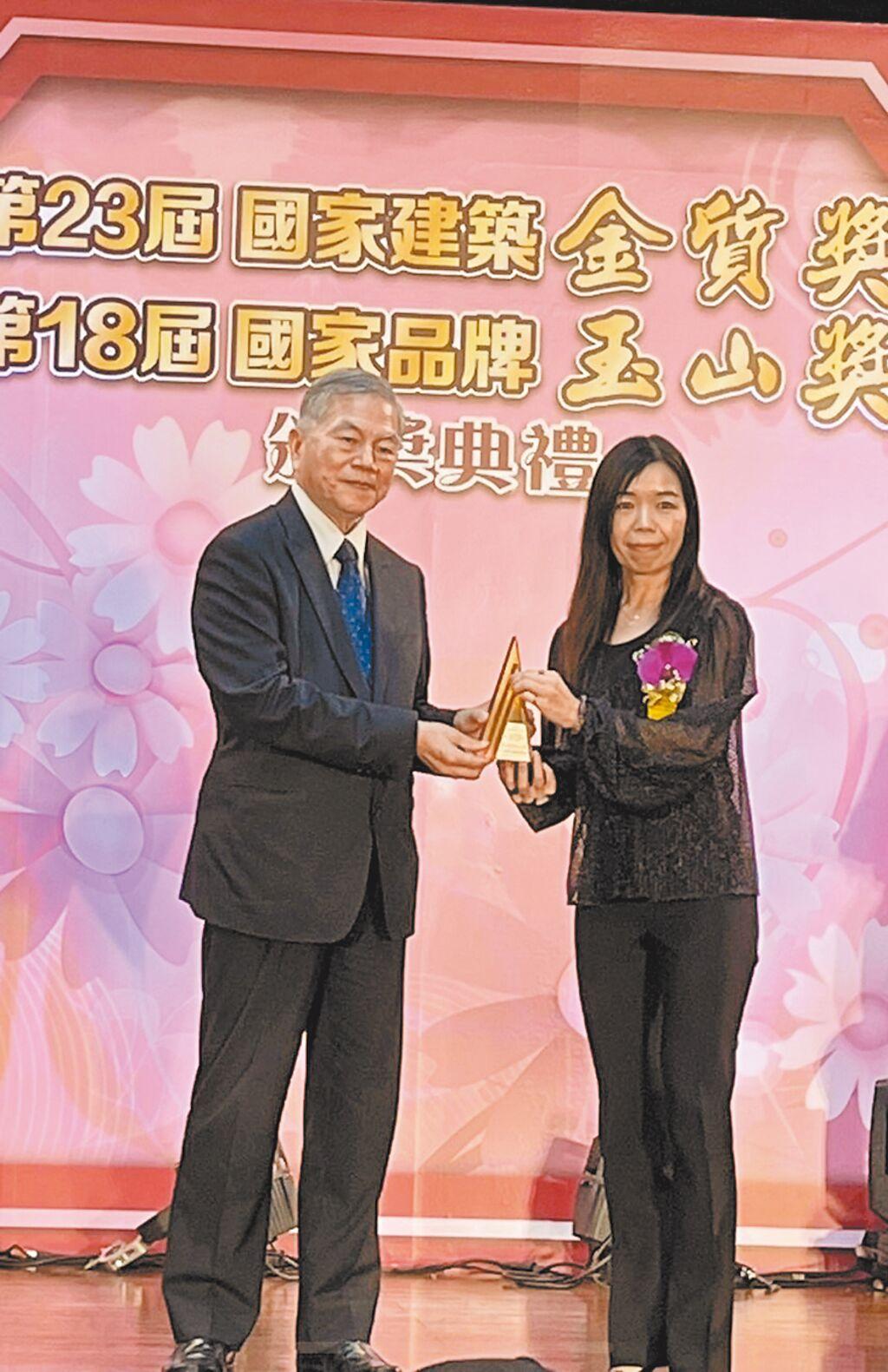 中華海洋生技總經理王玉玲（右）接受行政院副院長沈榮津（左）頒發「最佳產品類」首獎。圖／中華海洋生技提供