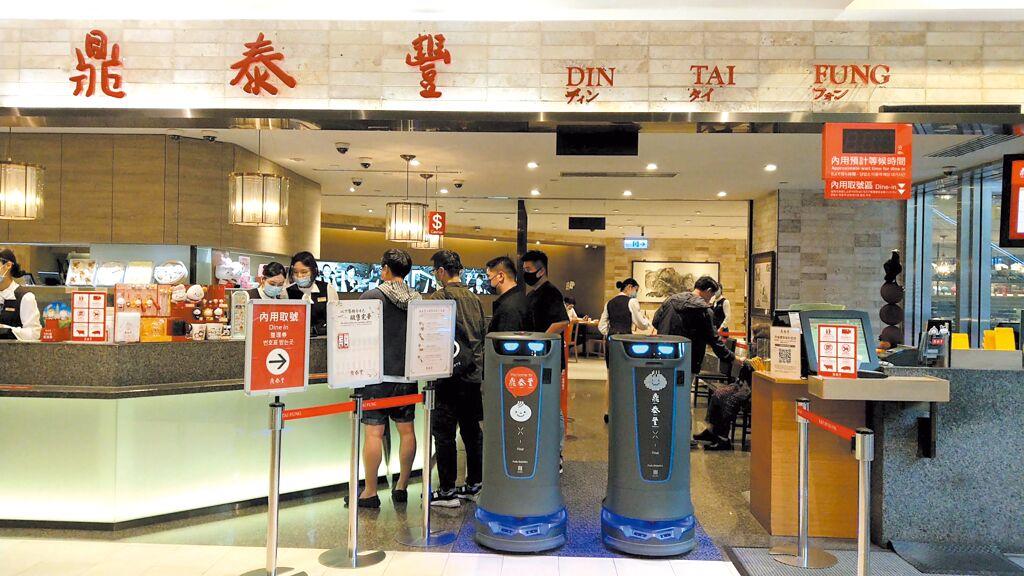 鼎泰豐於9月正式引進兩台「禾煜好啦」的AI送餐機器人，這兩位「AI服務生」將穿上企業專屬圖案，初期於鼎泰豐101店上線。圖／禾煜科技提供