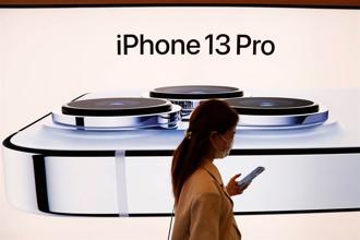 iPhone13先前傳出通話斷線問題，蘋果進行iOS更新修復。（圖／路透社）