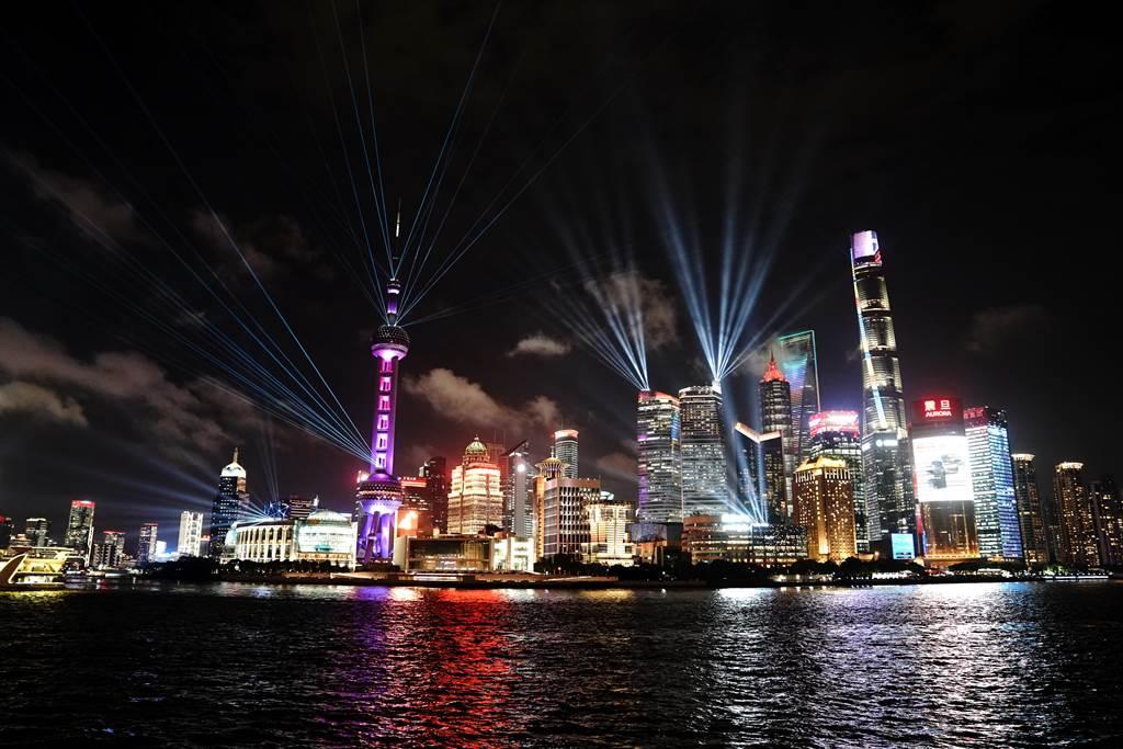 上海是大陸經濟社會綜合發展的代表性城市，圖為上海外灘燈光秀。（圖／新華社）