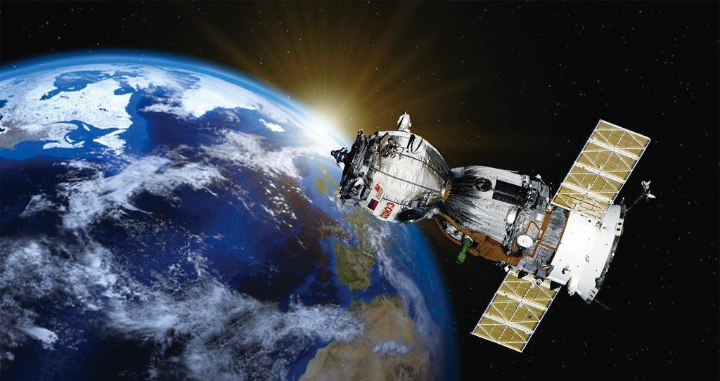 近幾年太空活動參與的國家與企業越來越多，太空軌道與通訊頻譜成為競相爭奪的戰略資源。圖／pixabay