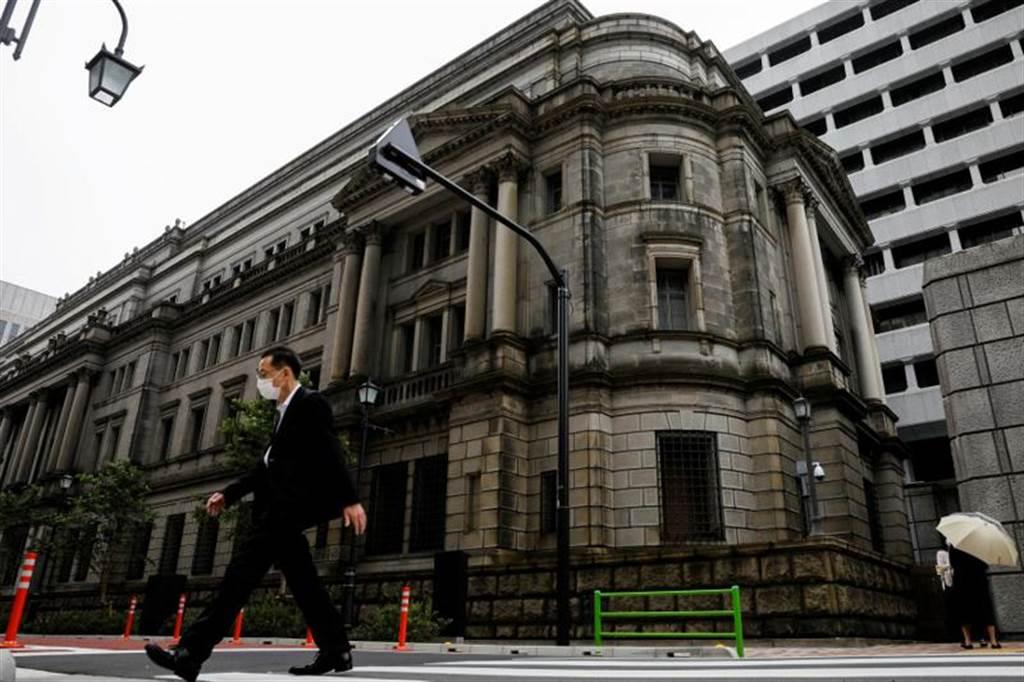 日本通過2021年度追加預算案，將讓國債首度突破1000兆日圓大關。（圖／路透社）