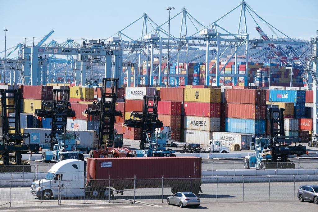 在美西港口營運商與碼頭工人過去的勞資協商期間，美國進口商大多會採取預防措施，以降低供應的衝擊。圖／美聯社