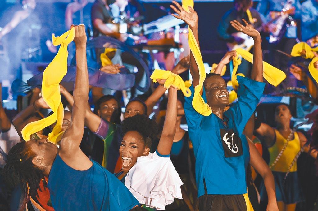 加勒比海島國巴貝多30日正式成立共和國，在首都橋鎮的英雄廣場舉行的總統就職典禮上，一群表演者載歌載舞。（路透）