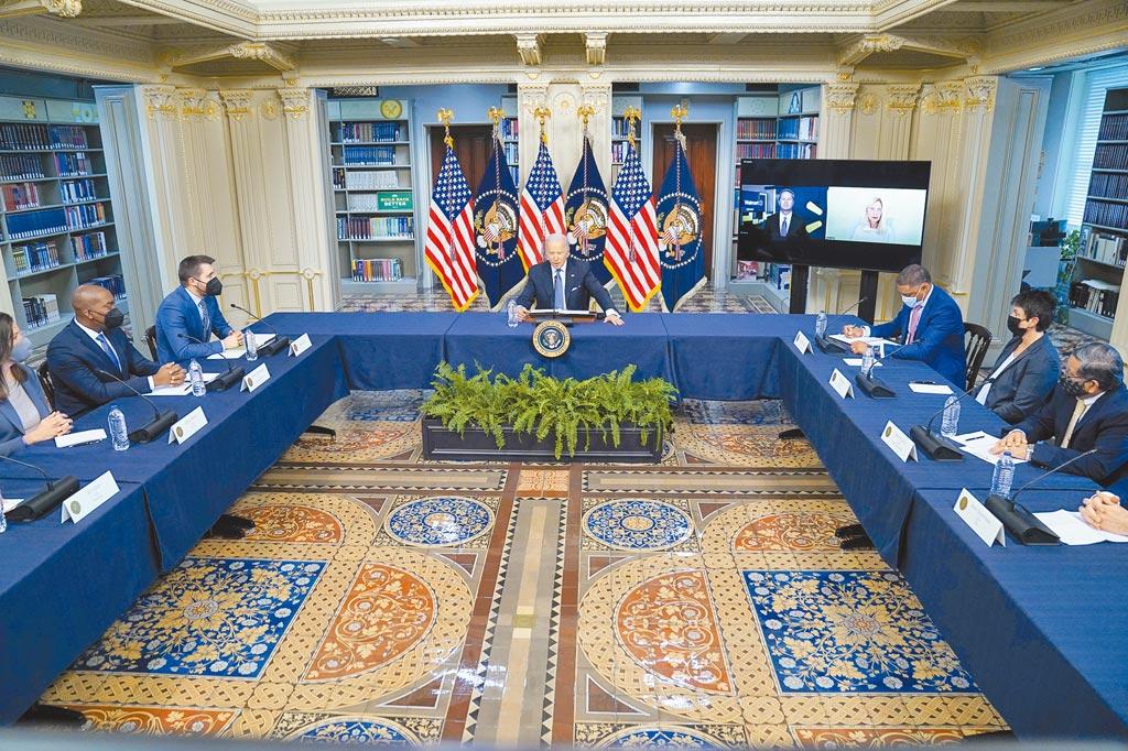 美國總統拜登11月29日邀請10大企業執行長前往白宮出席圓桌會議，共同討論年底假期採購旺季促銷的影響，以及通貨膨脹議題。（美聯社）