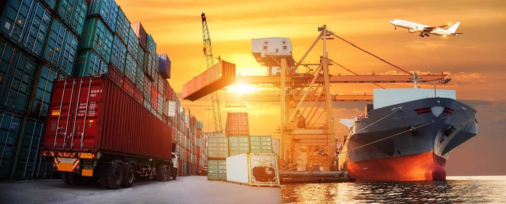 專家憂心隨Omicron快速蔓延，大陸與東南亞等出口大國恐重啟封鎖，將衝擊貨櫃海運市況。(示意圖/達志影像/Shutterstock)