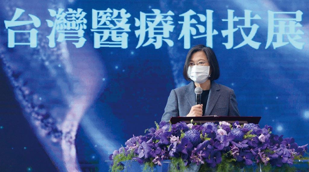 2021台灣醫療科技展2日開展，總統蔡英文出席開幕儀式。圖／王德為