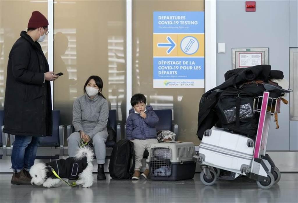  加拿大上週宣布，除了美國以外，將要求從各國搭機抵達的旅客採檢COVID-19，並將禁止非洲南部旅客入境的禁令擴大到涵蓋10國。(圖/美聯社)