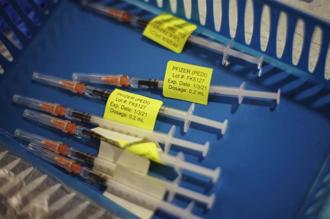 世界衛生組織(WHO)官員3日警告，有鑑於Omicron變種病毒感染力強，已造成新冠肺炎確診病例激增，亞太國家應提高醫療保健能力，並為其民眾完整接種疫苗。(圖/路透社)