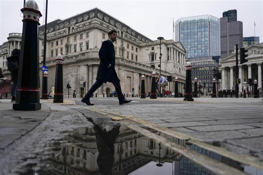 英格蘭銀行意外決議，將基準利率由空前低點0.10%調高至0.25%。（圖／美聯社）