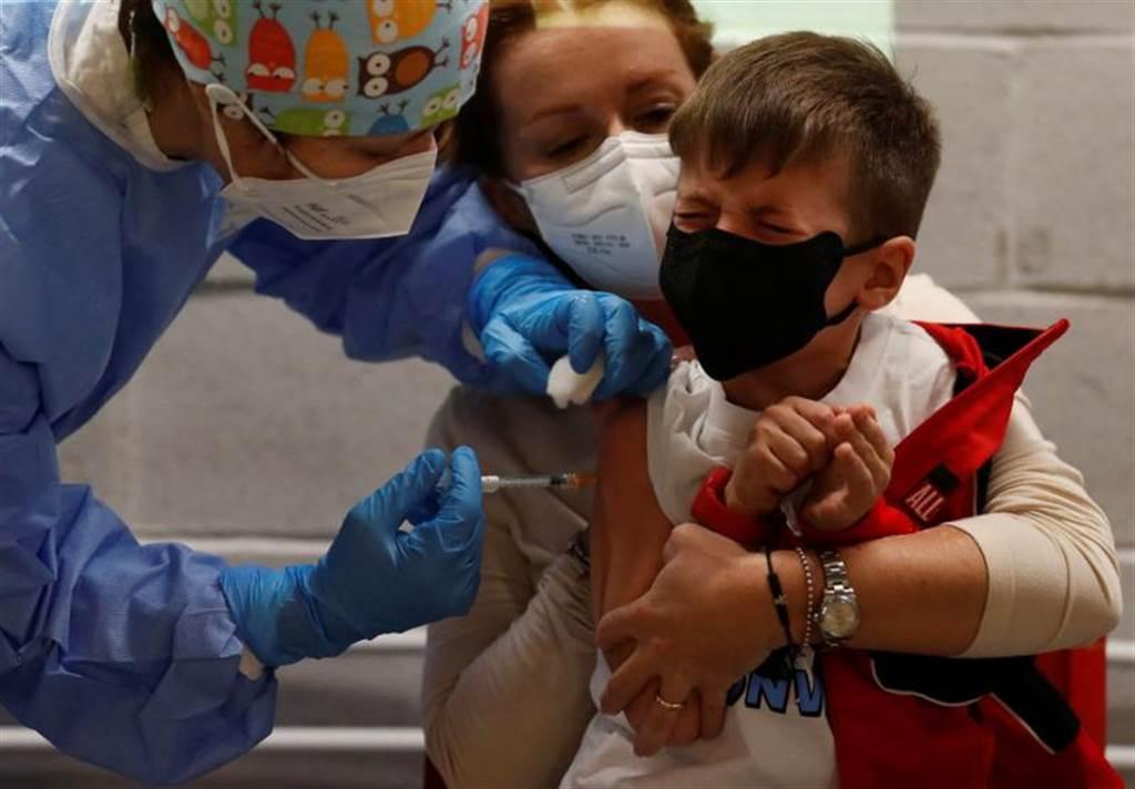 巴西國家衛生監督局（Anvisa）今天批准讓5至11歲兒童施打輝瑞/BNT（Pfizer/BioNTech）的COVID-19（2019年冠狀病毒疾病）疫苗，施打劑量為成人的1/3。(圖/路透社)