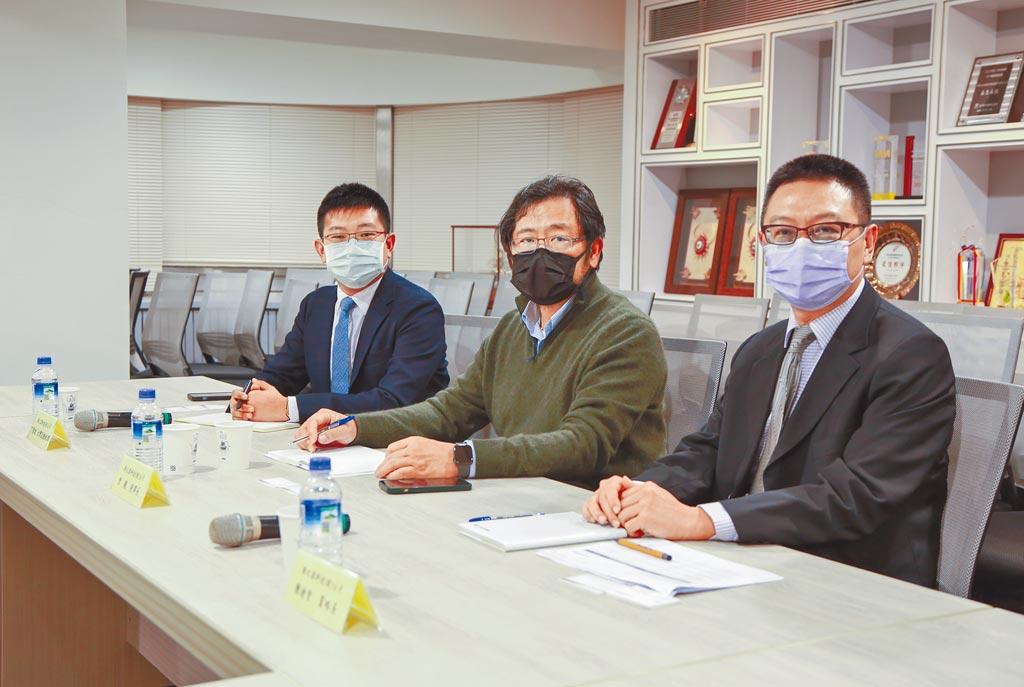 商之器法說由台灣區總經理丁偉能（左起）、董事長盤龍、策略長陳迪智共同主持。圖／商之器提供