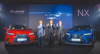 和泰汽車發表全新第二代LEXUS NX，左起為和泰車總經理蘇純興、董事長黃南光、執行副總經理長沼一生。（黃琮淵攝）