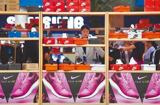 大陸民眾在Nike店面挑選產品。（中新社資料照）
