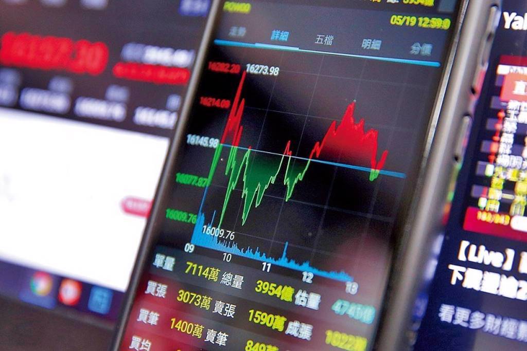 美台明年將啟動升息循環，分析師認為，金融股抗通膨又是權值股，是台股行情不可或缺的多頭部隊。(示意圖/達志影像/Shutterstock)