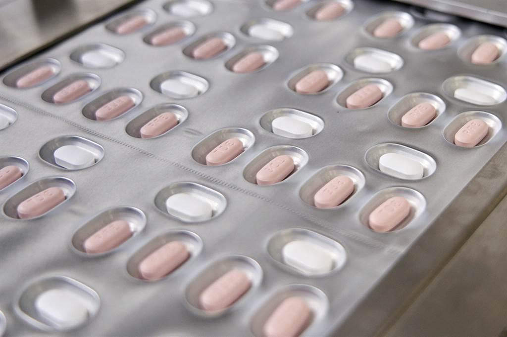 英國已批准輝瑞的COVID-19口服藥可用於18歲以上、病情惡化風險高的輕度和中度症狀病患。（圖／美聯社）