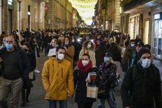 義大利衛生部表示，義大利今天通報12萬6888起COVID-19（2019冠狀病毒疾病）相關病例，比昨天的9萬8030例高出許多；單日病故人數也從昨天的148人增至156人。(圖/美聯社)
