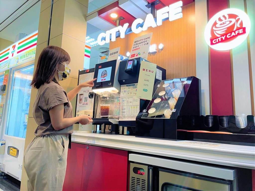 EagleEye鷹眼數據統計出台灣人去超商必買的Top 10排行，結果許多人每天必喝的咖啡只排第二，第一名令人意外。（資料照/7-11提供）