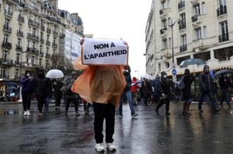 法國強推新法抗疫 全國各地逾10萬人上街抗議。(圖/美聯社)