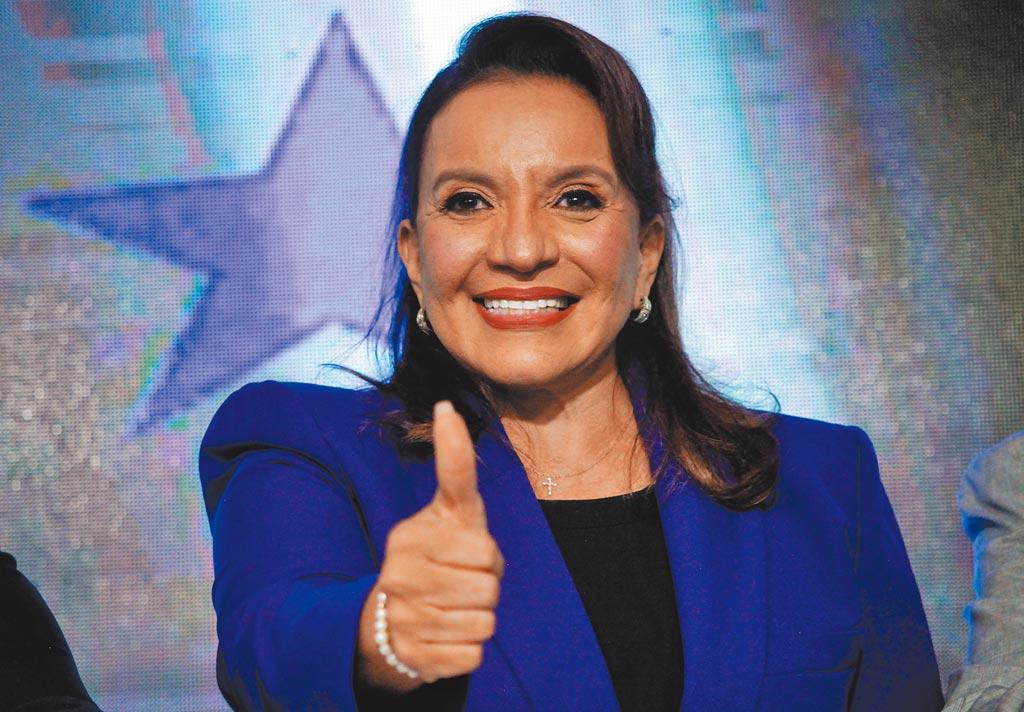 2021年12月30日，宏都拉斯當選總統Xiomara Castro在接受總統證書的儀式上做手勢。（路透）
