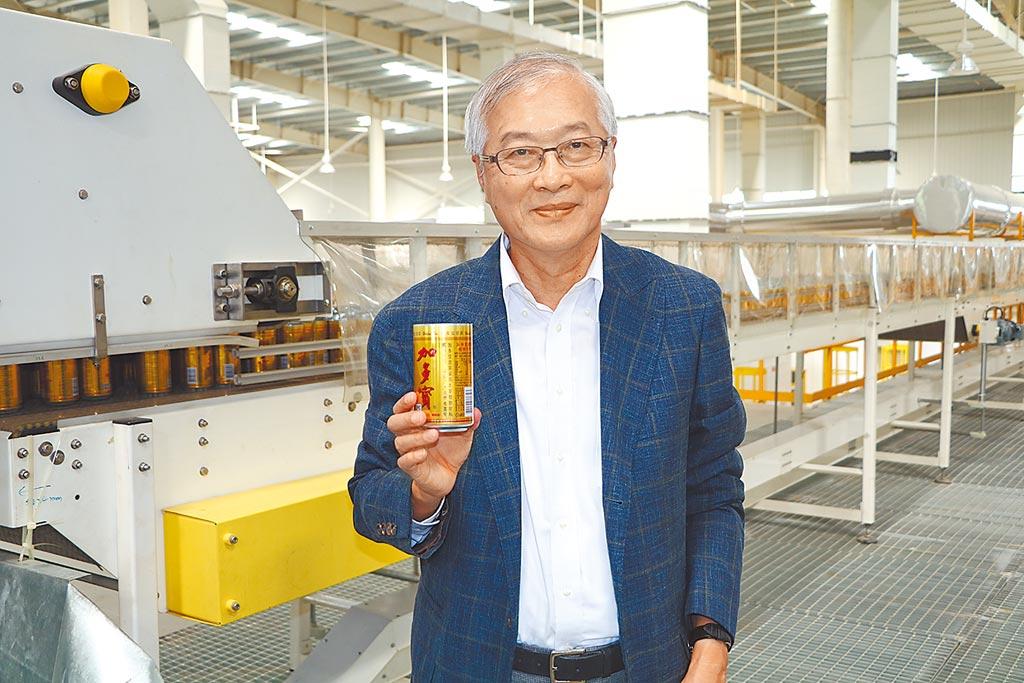 吉源-KY董事長林漢清，手持加多寶涼茶鋁罐。圖／劉朱松