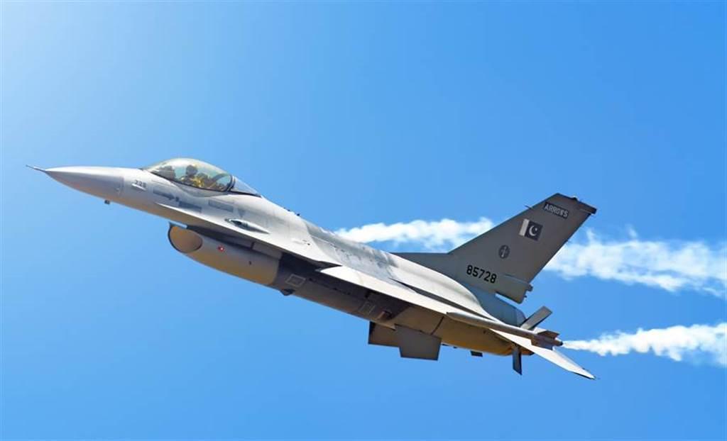 路透：美國研究加速交付F-16新戰機給台灣。（達志影像/Shutterstock）