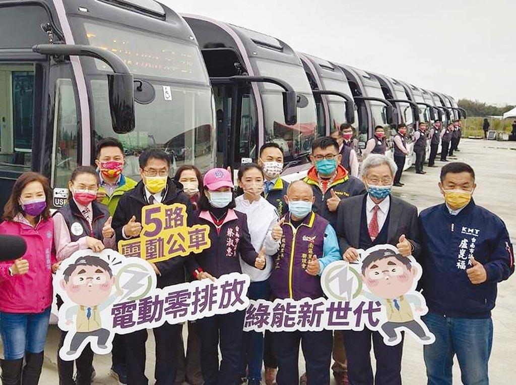 台南市長黃偉哲1月18日出席府城客運5路電動公車啟用儀式。圖／業者提供