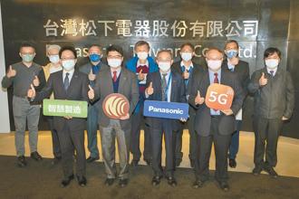 NCC委員鄧惟中（前排左二）、蕭祈宏（前排右一）率隊至台灣松下電器參訪5G專網暨智慧工廠。圖／業者提供