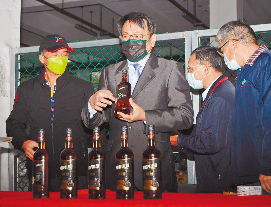 立陶宛深色蘭姆酒遭中國拒收，台灣菸酒公司全數購入，台酒董事長丁彥哲（左二）宣布上市時程。（中央社）喝酒過量，有礙健康！