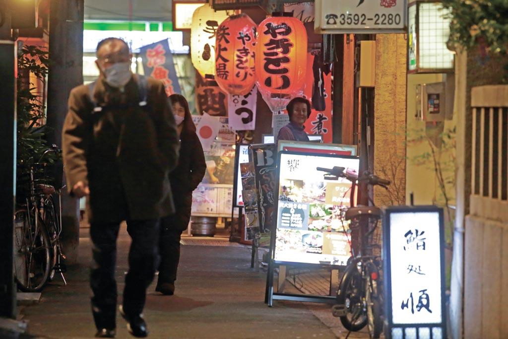 日本近期Omicron感染人數急增，服務業需求銳減，部分地區重啟限制，服務業活動亦首當其衝。圖／美聯社