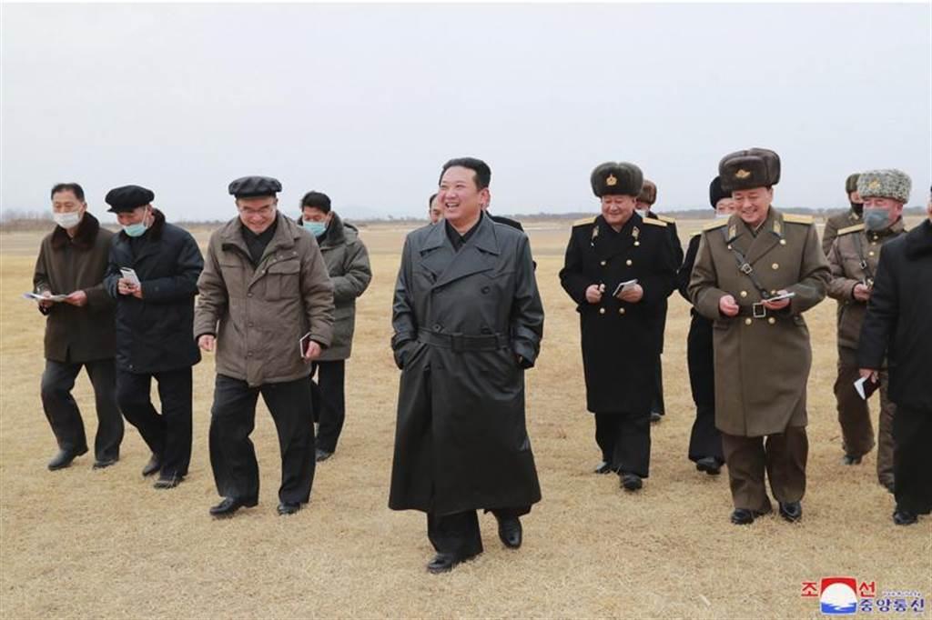 北韓官媒今天表示，北韓本週測試了升級後的長程巡弋飛彈和戰術導彈彈頭。此外，領導人金正恩也視察生產「重要武器系統」的軍工廠。(圖/美聯社)