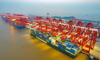 由中國主導並於2022年生效的《區域全面經濟夥伴協定》（RCEP），與美國正在推動的「亞洲經濟框架協議」，將成為中美貿易戰的新焦點。圖為上海港洋山深水港碼頭，多艘大型貨櫃輪正進行裝卸作業。（中新社）