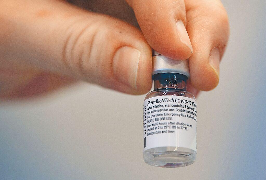 這次開發Covid-19疫苗的競賽是由新科技打敗舊技術，原本名不見經傳的小廠BNT與莫德納取得空前成果，默沙東等傳統的疫苗大廠反落居下風。圖／路透
