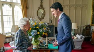 英女王伊麗莎白2世已從COVID-19中康復，首次公開行程是會見加拿大總理杜魯道，看的出精神還不錯。(圖/美聯社)