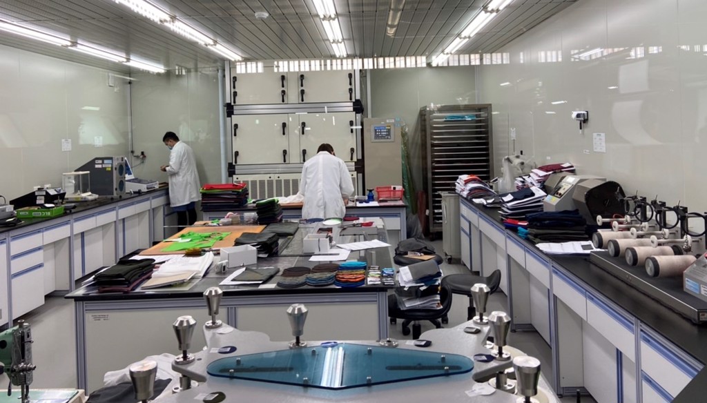 大統新創紡品檢測室機台，測試項目包括色牢度、勾紗牢度、爆破度、耐酸鹼度及耐光等測試。（任珮云攝）