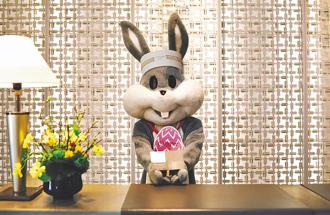 最受小朋友歡迎的晶華邦妮兔將會不定時出沒在酒店各處，和大小朋友進行Where’s Bunny躲迷藏遊戲。圖／晶華酒店提供