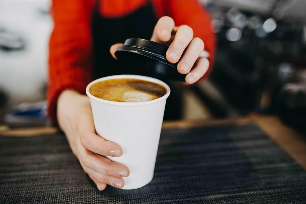 一名女網友表示，自己大多數都會在超商買咖啡，發現同事都是買連鎖咖啡店，好奇問「最好喝的平價咖啡是哪間？」（圖／示意圖，達志影像）
