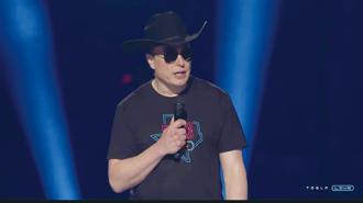 在名為「網路牛仔競技」的萬人派對上，穆斯克戴上牛仔帽與黑色墨鏡。圖／取自特斯拉官網